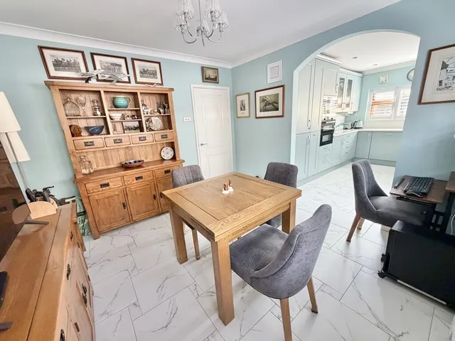 White Acres Road, Mytchett, photo 3