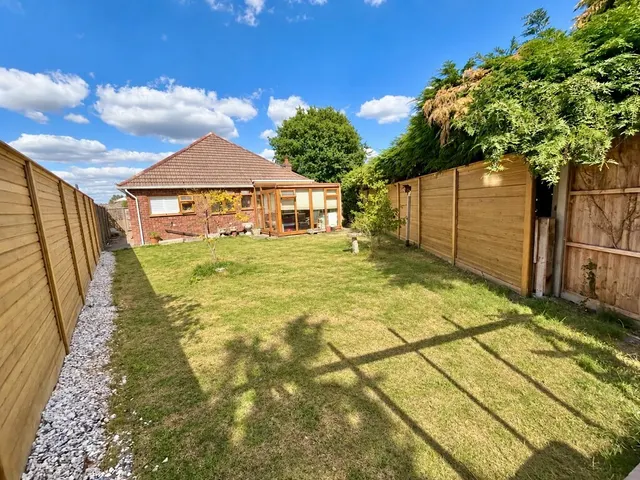 White Acres Road, Mytchett, photo 2