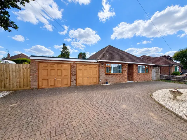 White Acres Road, Mytchett, photo 1