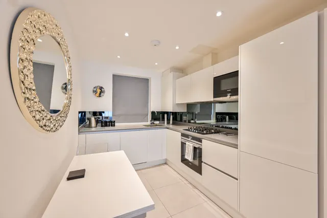 Photo 3 — Flat 2, Willow House, London