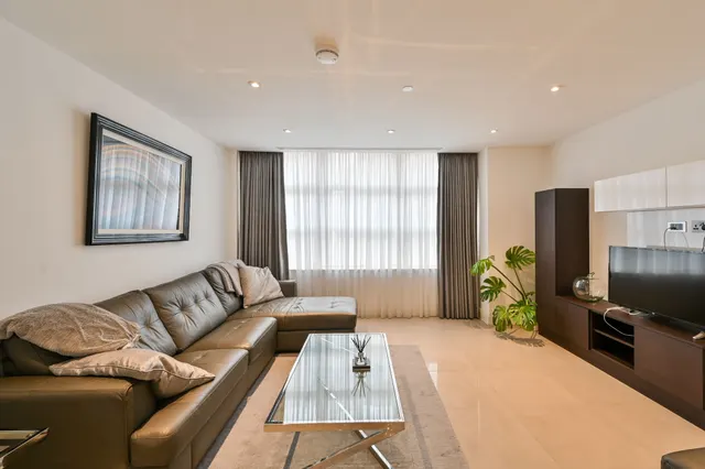 Photo 2 — Flat 2, Willow House, London