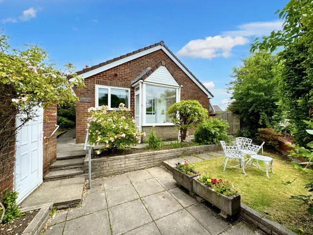2 bedroom house, Middleton Close, Radcliffe, M26