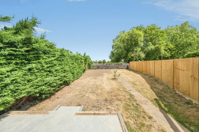 Queens Avenue, Newport Pagnell, MK16, photo 2