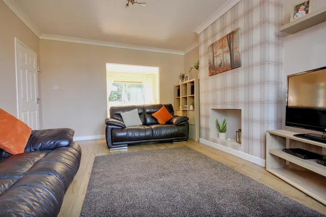 Photo 3 — Thornwick Avenue, Willerby, Hull