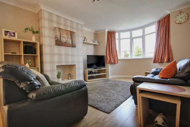 Photo 2 — Thornwick Avenue, Willerby, Hull