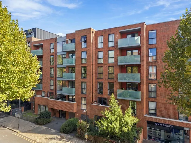 Bathurst Square, London, N15, photo 1