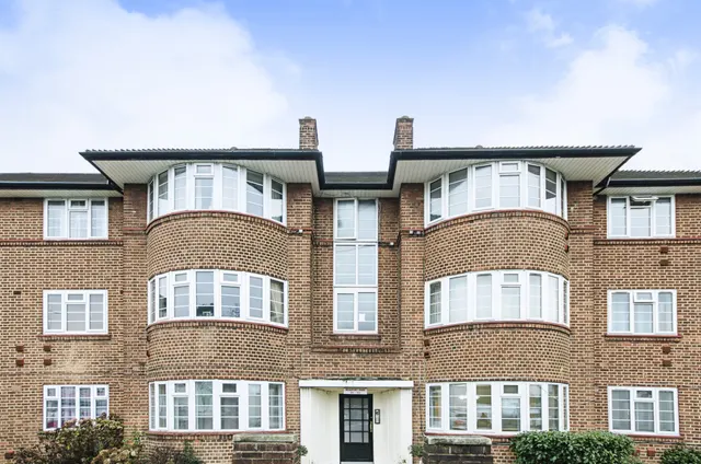 96 Beaufort Park, London, photo 1