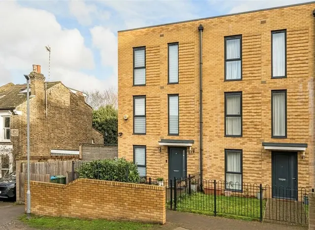 Bowen Drive, Charlton, SE7, photo 1
