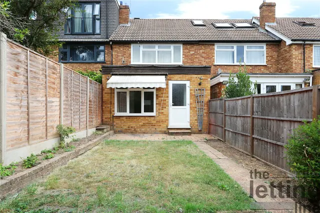 Photo 2 — Youngmans Close, Enfield, Middlesex, EN2 0RF