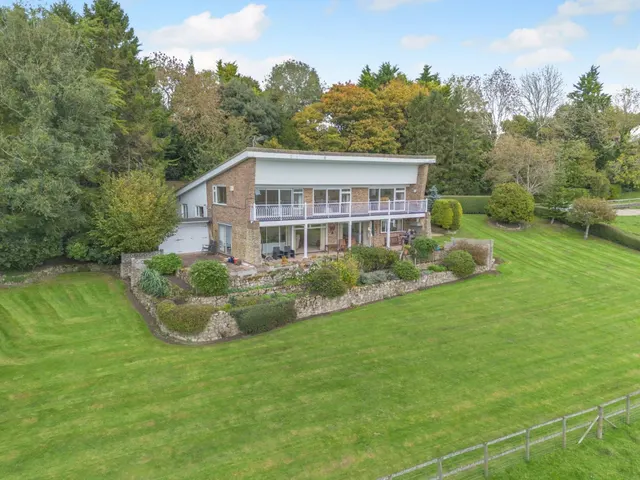 Knoll Hill, Aldington, Kent, TN25 7BZ, photo 1