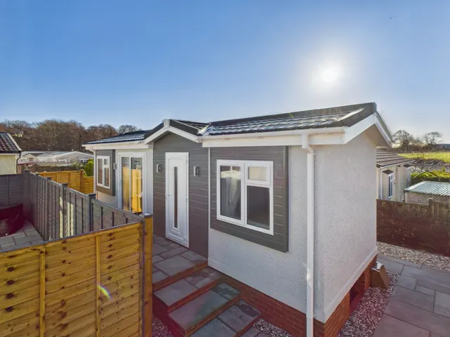 Sandleford Lodge, Thatcham, RG19, photo 1