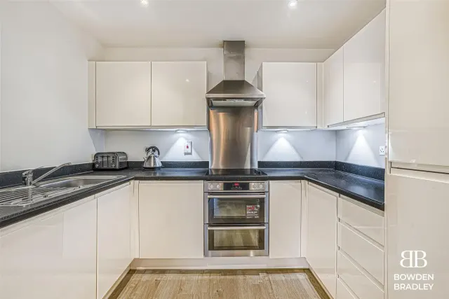 Marine Crescent, IG6, photo 1
