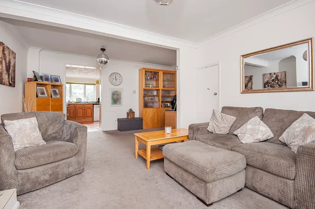 Photo 2 — Oakleigh Road, Hillingdon