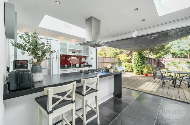 Downsview Close, Downside, KT11, photo 3