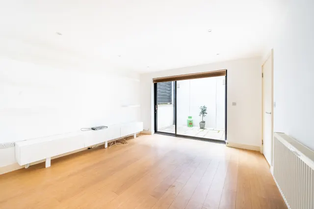 Photo 3 — Flat 2, 559 Wandsworth Road, London