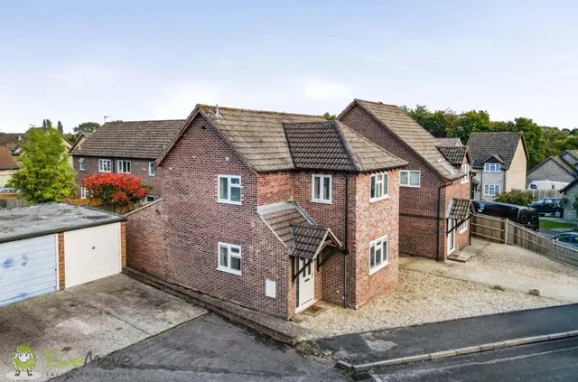 Sarisbury Close, Tadley, RG26, photo 1