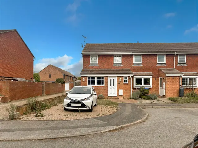 Douglas Close, Ford, photo 1