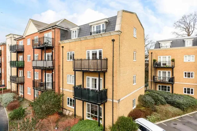 Photo 3 — Alderson Grove Hersham, Walton-On-Thames KT12 5EG
