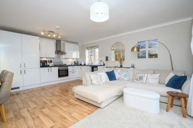 Alderson Grove Hersham, Walton-On-Thames KT12 5EG, photo 1