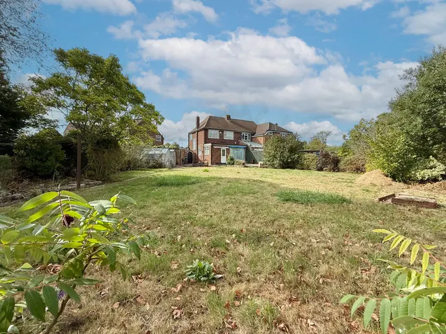 Photo 2 — Broughton Close, Bierton HP22 5DJ