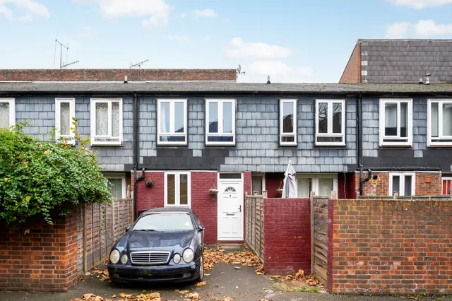 39 Langdale Close, London, photo 1