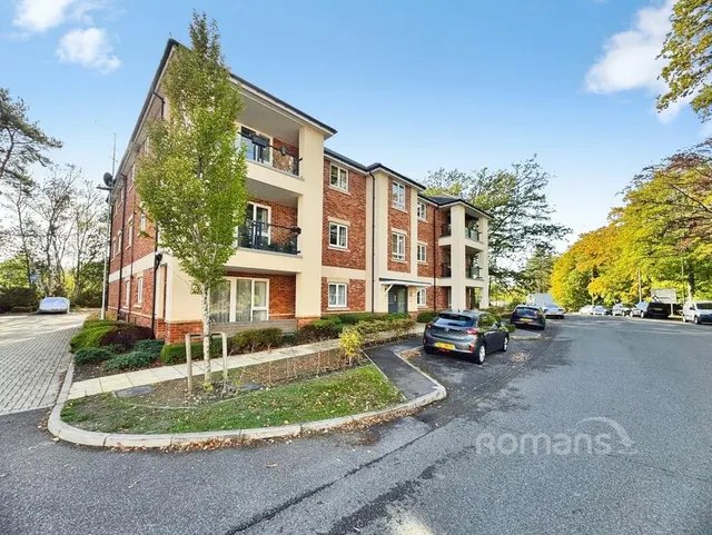 Hurst Avenue, Blackwater, GU17, photo 1
