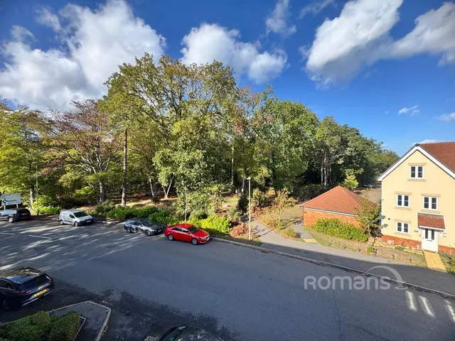 Hurst Avenue, Blackwater, GU17, photo 3
