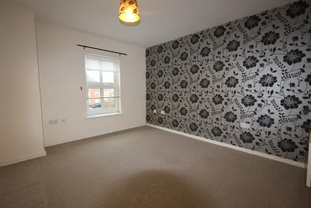 Photo 2 — Hardy Close, Dukinfield, SK16