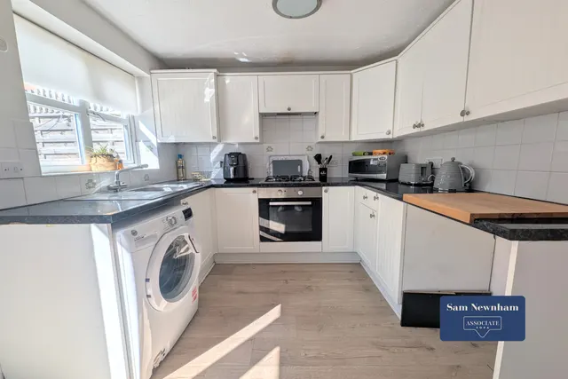 Marina Close, East Cowes, PO32, photo 3