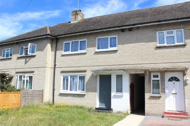 Larchwood Drive, Englefield Green, Egham, Surrey, TW20 0SW, photo 1