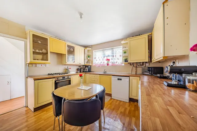 Photo 3 — Flat 13, Livingstone Court, 47 Matlock Road, London