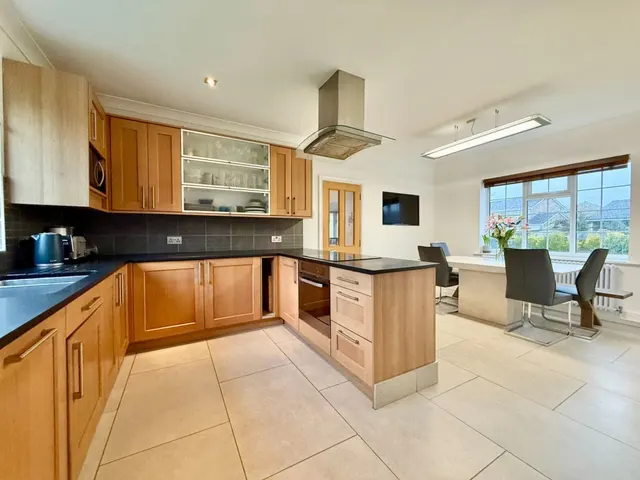 Slade Close, LS23, photo 3
