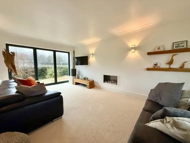 Slade Close, LS23, photo 2