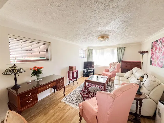 Photo 3 — Ridgeway Close, Heathfield, TN21 8NS