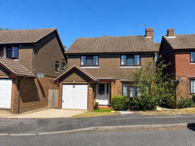 Ridgeway Close, Heathfield, TN21 8NS, photo 1