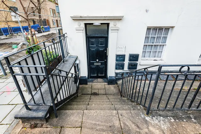 Clapham Road, London, photo 1