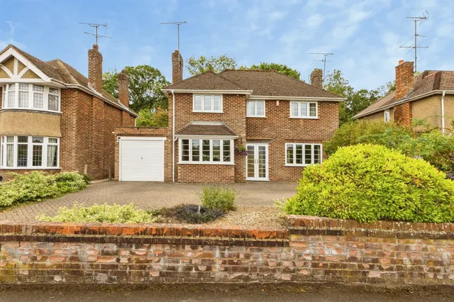 Redhatch Drive, Earley, Reading, photo 1