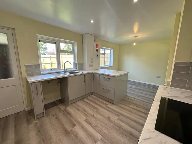 Churchill Way, SN13, photo 2