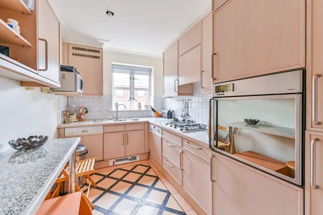 Photo 3 — Flat 28 Oak Lodge, Chantry Square, London