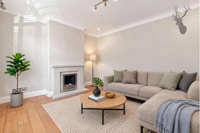 Englands Lane, Loughton, IG10, photo 2
