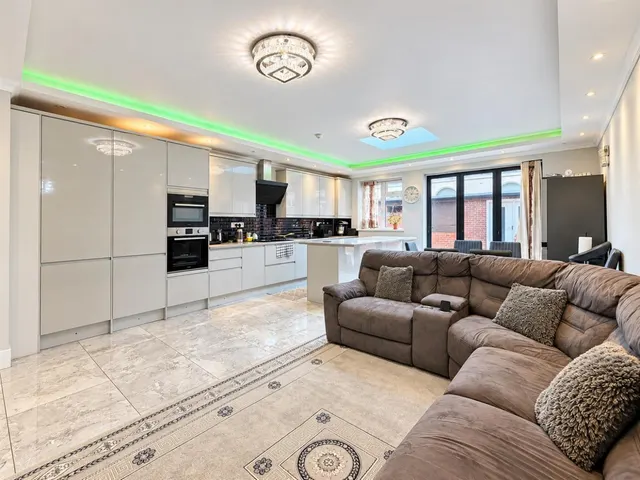 Semi-Detached For SaleChurch Avenue, Southall, UB2, photo 2