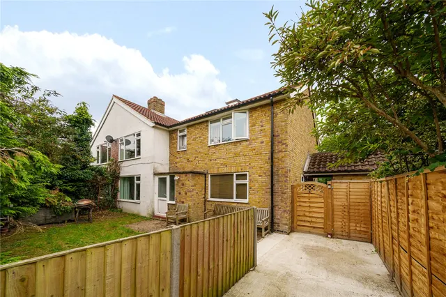 Arundel Close, Hampton Hill, TW12 1SW, photo 1