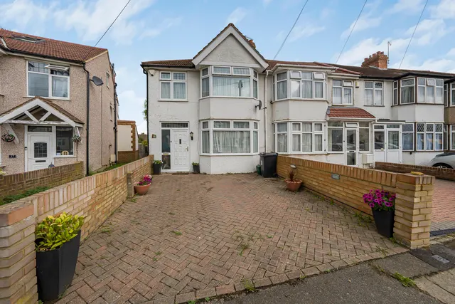 Grosvenor Crescent, Hillingdon, photo 1