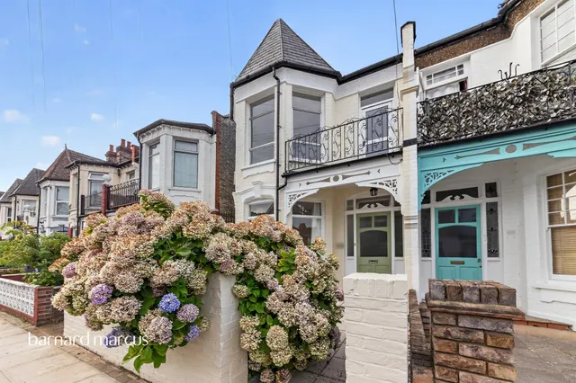 Woodside Road, London, photo 1