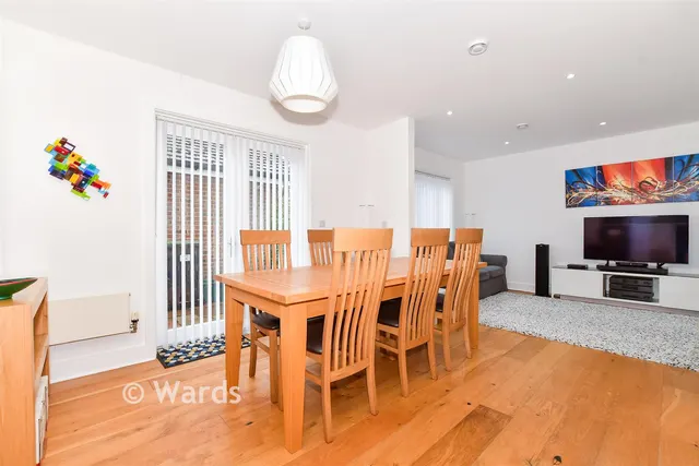 Carlton Close, Kings Hill, ME19, photo 3
