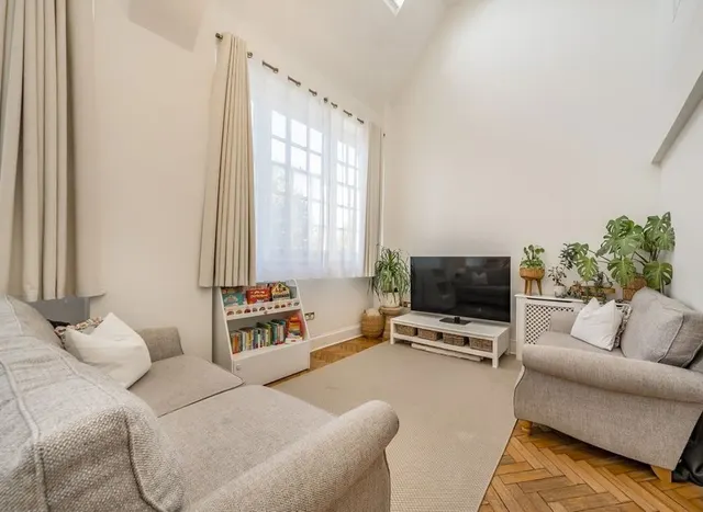 Crothall Close, Southgate, N13, photo 2