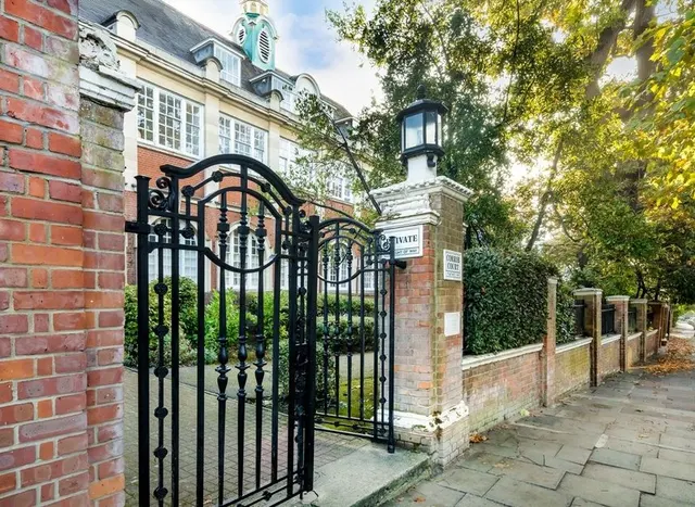Crothall Close, Southgate, N13, photo 1