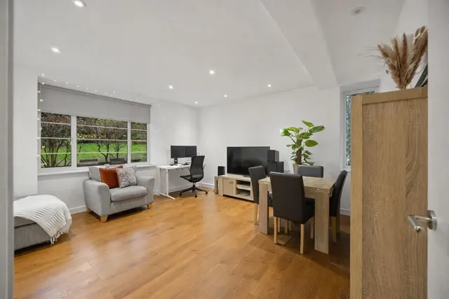 Belsize Avenue, London NW3 4BH, photo 1