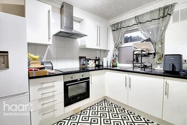 Lowe Close, Chigwell, IG7, photo 1