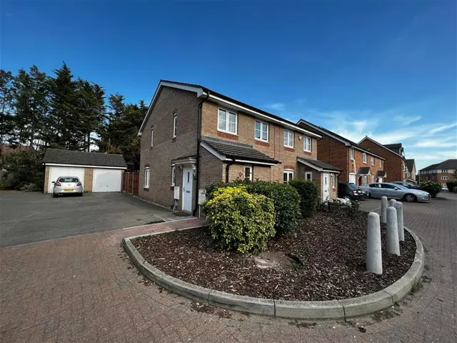 Nine Acres Close, Hayes, UB3, photo 1